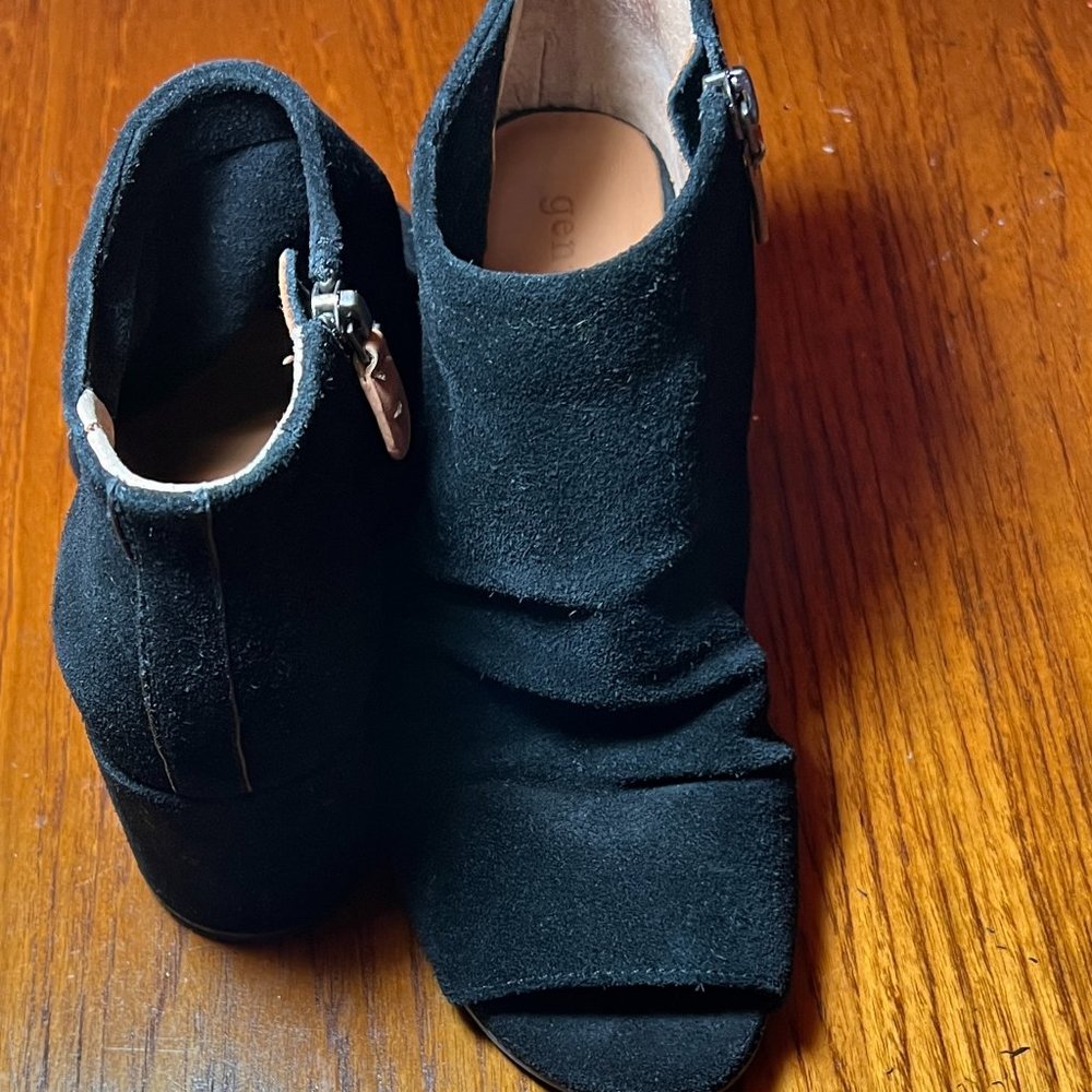 Gentle Souls by Kenneth Cole Black suede size 7.5 open toe sandal